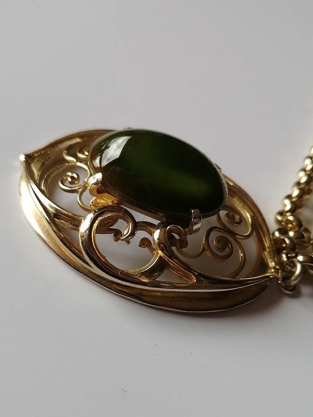 Vintage Whiting Davis Necklace with Dramatic Oval Olive Green Cabochon Pendant - Picture 3 of 10
